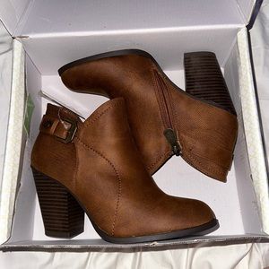 Vegan daisy fuentes brown suede ankle boot- 7WIDE